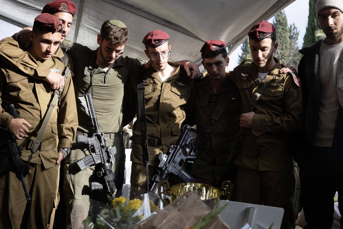 Compañeros soldados lloran durante el funeral del soldado israelí Ilay Levy en el cementerio militar de Tel Aviv, después de que muriera en combate en la Franja de Gaza.