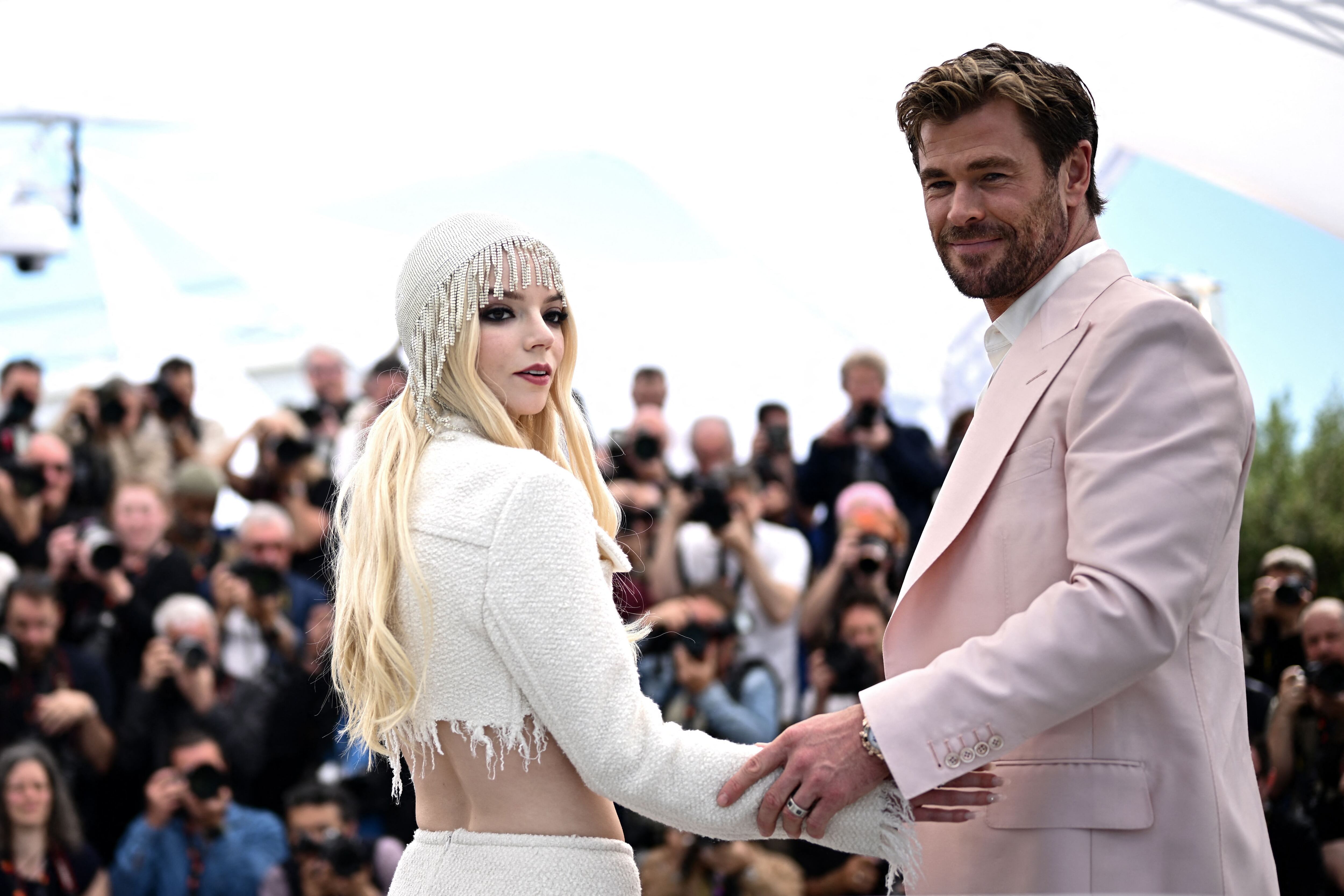 Como comparten créditos en la película 'Furiosa: A Mad Max Saga',  Anya Taylor-Joy y Chris Hemsworth asistieron juntos a la premier de gala del filme, realizada en el Festival de Cine de Cannes.