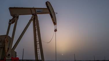 Petróleo sube tras informe de reservas de EE. UU. en contexto de tensión en Medio Oriente