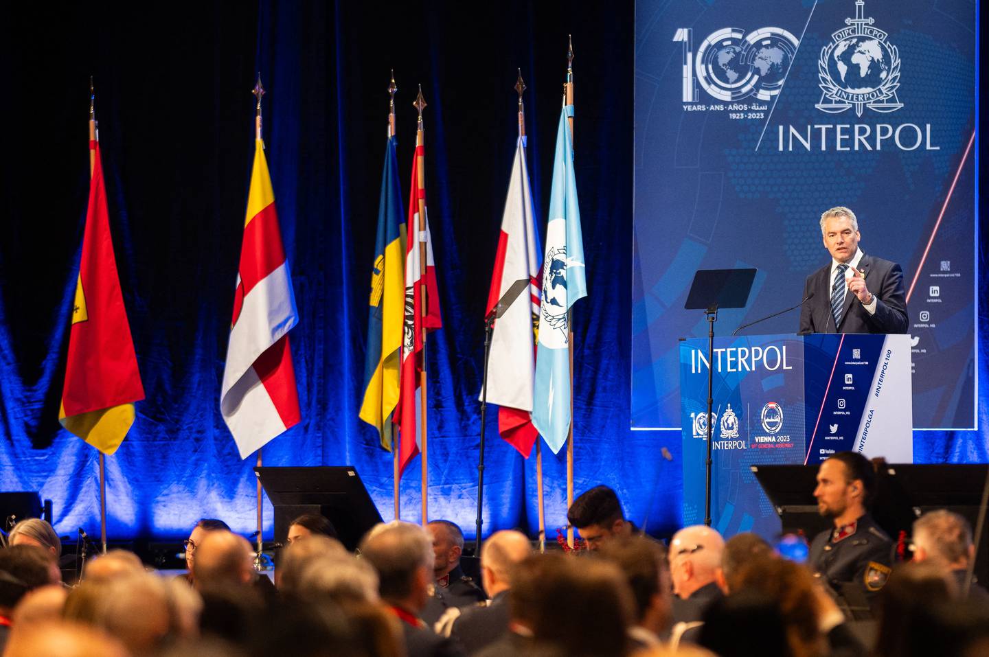El Canciller austriaco Karl Nehammer se dirige a los invitados durante la inauguración de la 91.ª Asamblea General de Interpol en Viena.
