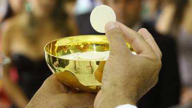 Salud pide a católicos recibir la hostia en la mano, y no en la boca, para protegerse del nuevo coronavirus