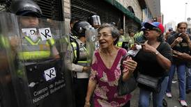 Policía de Venezuela dispersa con gas pimienta protesta de ancianos en Caracas 