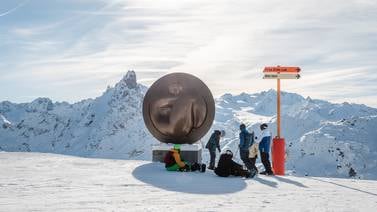 Jiménez Deredia llevó en helicóptero una escultura a los Alpes franceses
