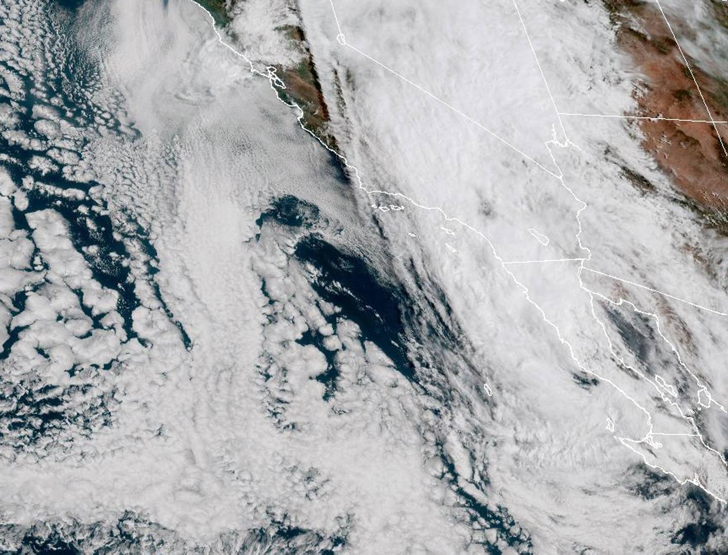 En esta imagen de la NOAA tomada por el satélite GOES, la tormenta tropical Hilary se acerca a la costa de California