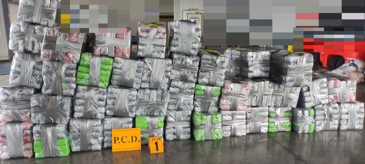 Casi una tonelada de cocaína fue decomisada de un camión que pretendía ingresar a la Terminal de Contenedores de Moín. 