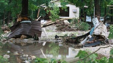 Cuadrillas en EE. UU. buscan a desaparecidos de inundación