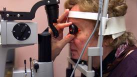 Cataratas causan el 52% de los casos de ceguera en adultos ticos