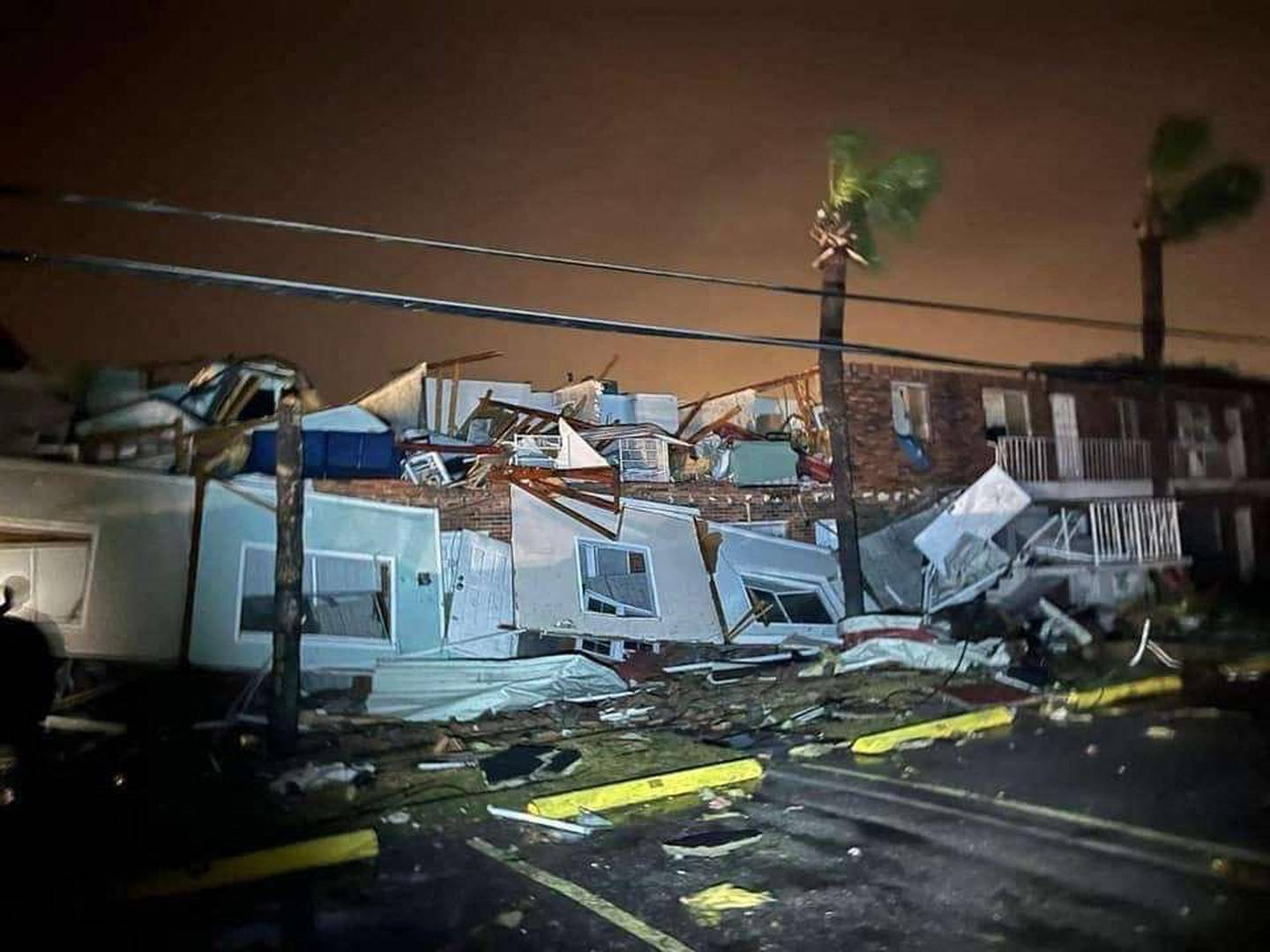 Esta imagen obtenida de la Oficina del Sheriff del condado de Bay en Florida muestra los daños de la tormenta alrededor de la ciudad de Panamá, Florida, esto ocurrió este martes por la noche. Se informaron al menos tres tornados en la península de Florida, según el Servicio Meteorológico Nacional.