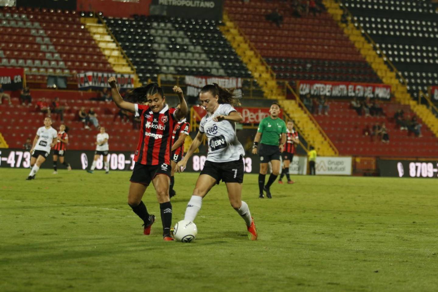 Gabriela Guillén trata de cortar un avance de Candela Andújar en la final de ida del Clausura 2023 del fútbol femenino entre Liga Deportiva Alajuelense y Sporting.