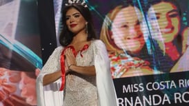 Fernanda Rodríguez explicó el motivo del lazo rojo en su vestido al entregar la corona de Miss Costa Rica