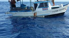Guardacostas rescataron a 3 náufragos en Puntarenas