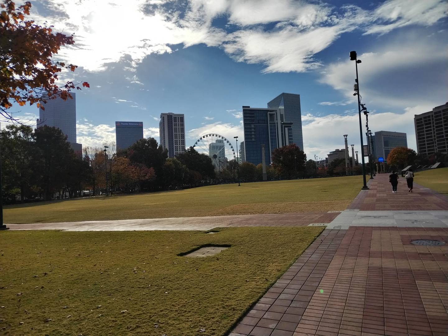 Una vista del centro de Atlanta desde el Centennial Olympic Park. Este espacio público es frecuentemente usado para conciertos al aire libre.