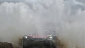 Carlos Sainz mete presión en la cima de autos del Rally Dakar