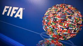 ¿Qué dice FIFA sobre la relación entre intermediarios de jugadores y equipos?
