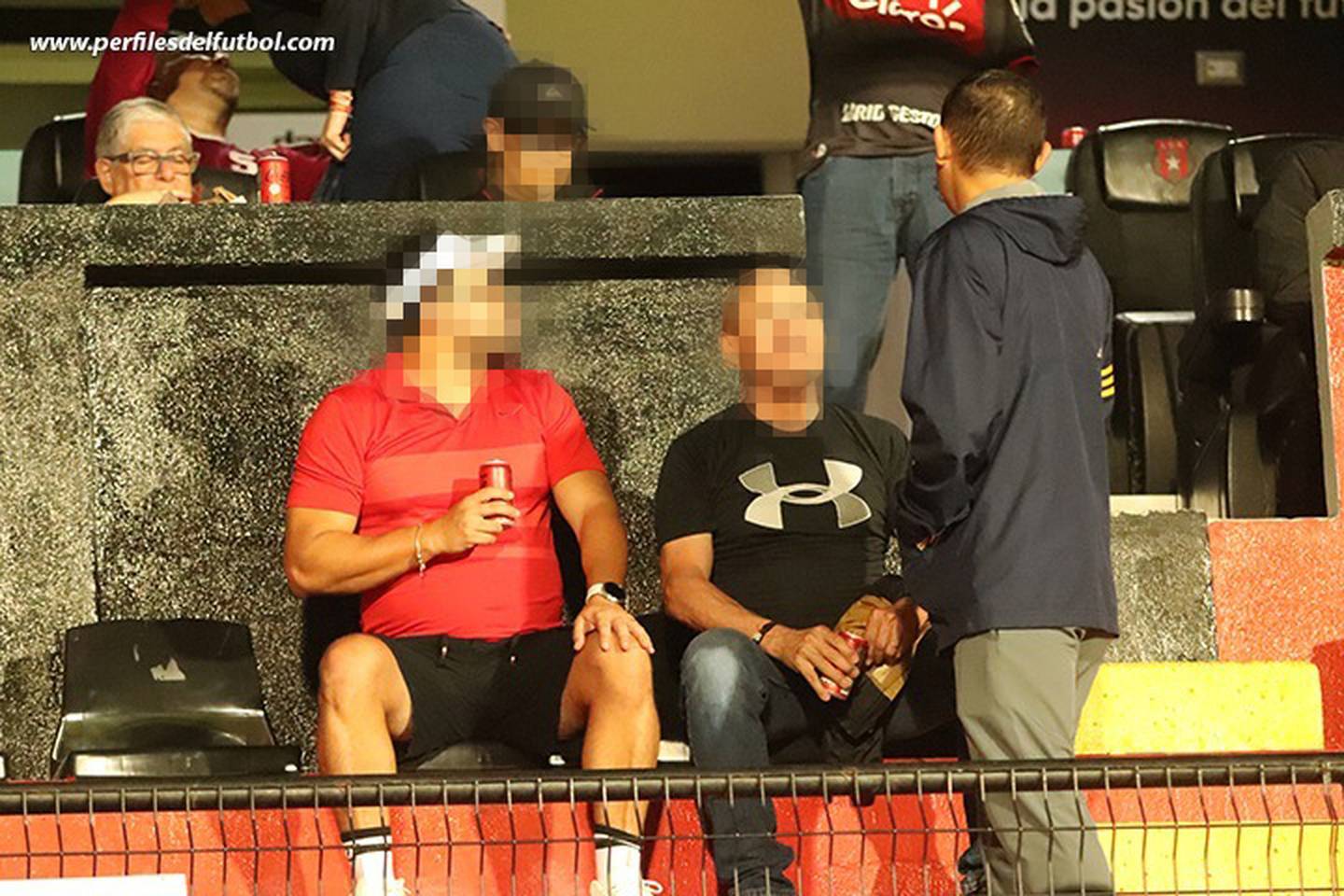 Juan Ignacio Mata Centeno (izquierda) sentado en el palco del INS en el estadio Alejandro Morera Soto.
