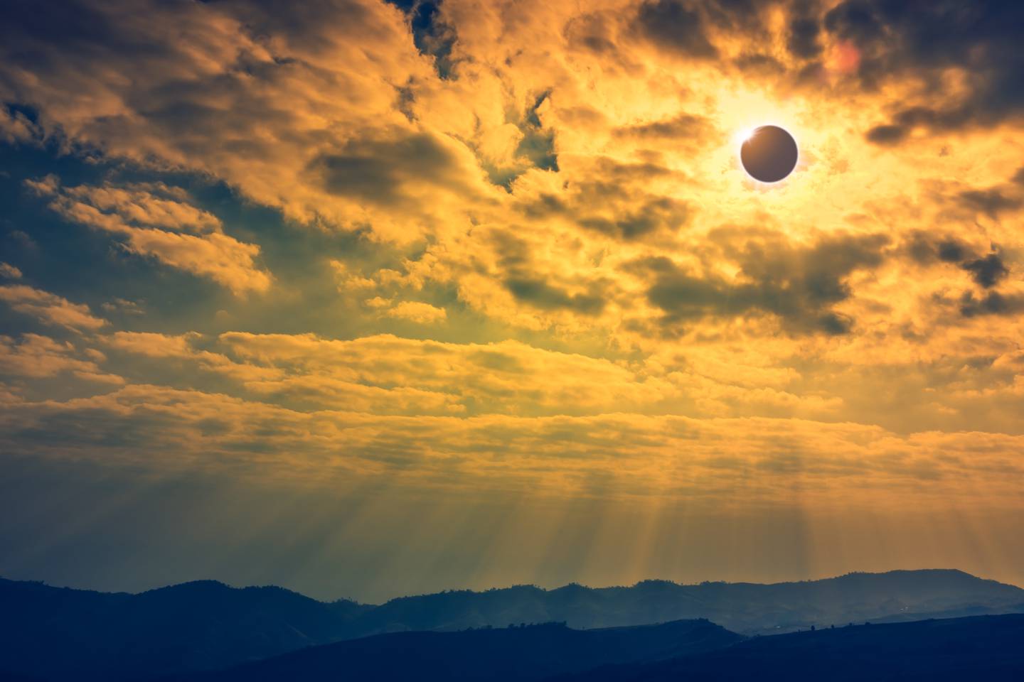 Un un eclipse anular sucede cuando nuestro satélite natural se sitúa frente al Sol pero sin cubrir toda su superficie, por lo que se proyecta un disco oscuro encima de la estrella. De ahí el efecto de "anillo de fuego". Fotografía:
