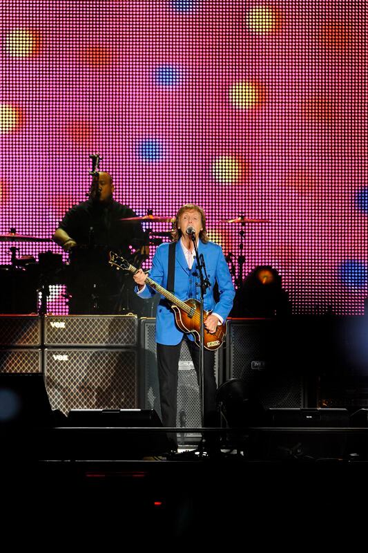 Paul McCartney se presentó en concierto en Costa Rica con un traje de color azul.  Con sus canciones hizo vibrar al Estadio Nacional aquel 1. ° de mayo del 2014.