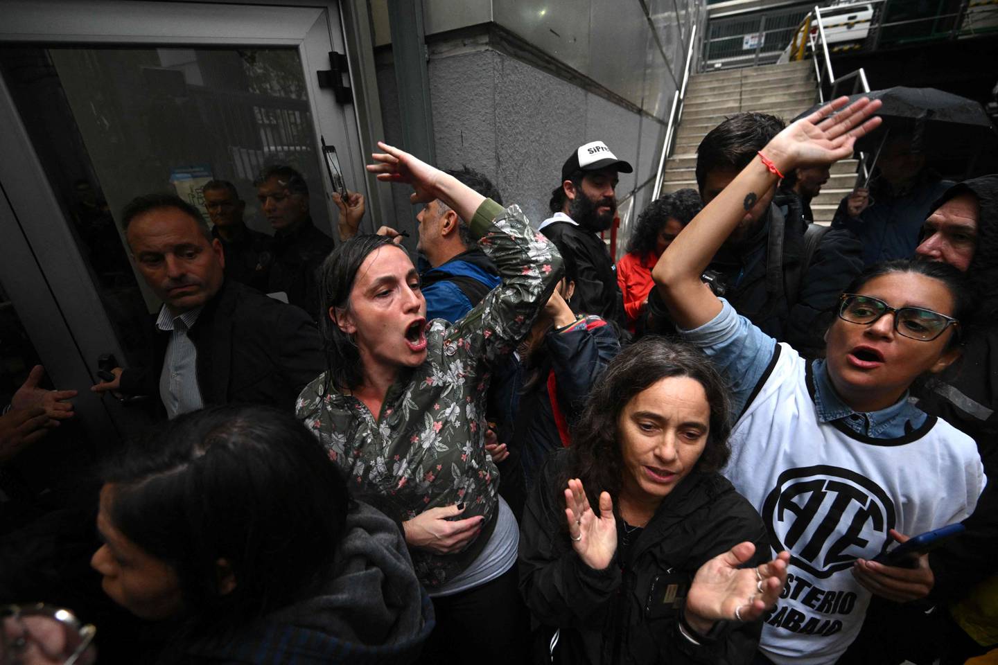Trabajadores estatales protestan a la entrada de la Secretaría de Trabajo de la Nación contra los despidos en el Estado, en Buenos Aires, el 3 de abril de 2024. (Foto de Luis ROBAYO / AFP)