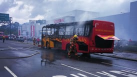 30 pasajeros salen ilesos de bus incendiado en autopista General Cañas