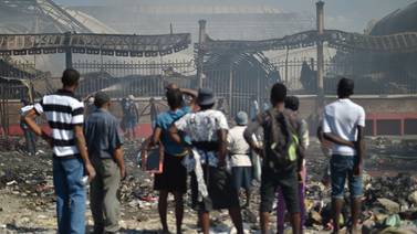 Voraz incendio destruye el mercado histórico de hierro en Haití
