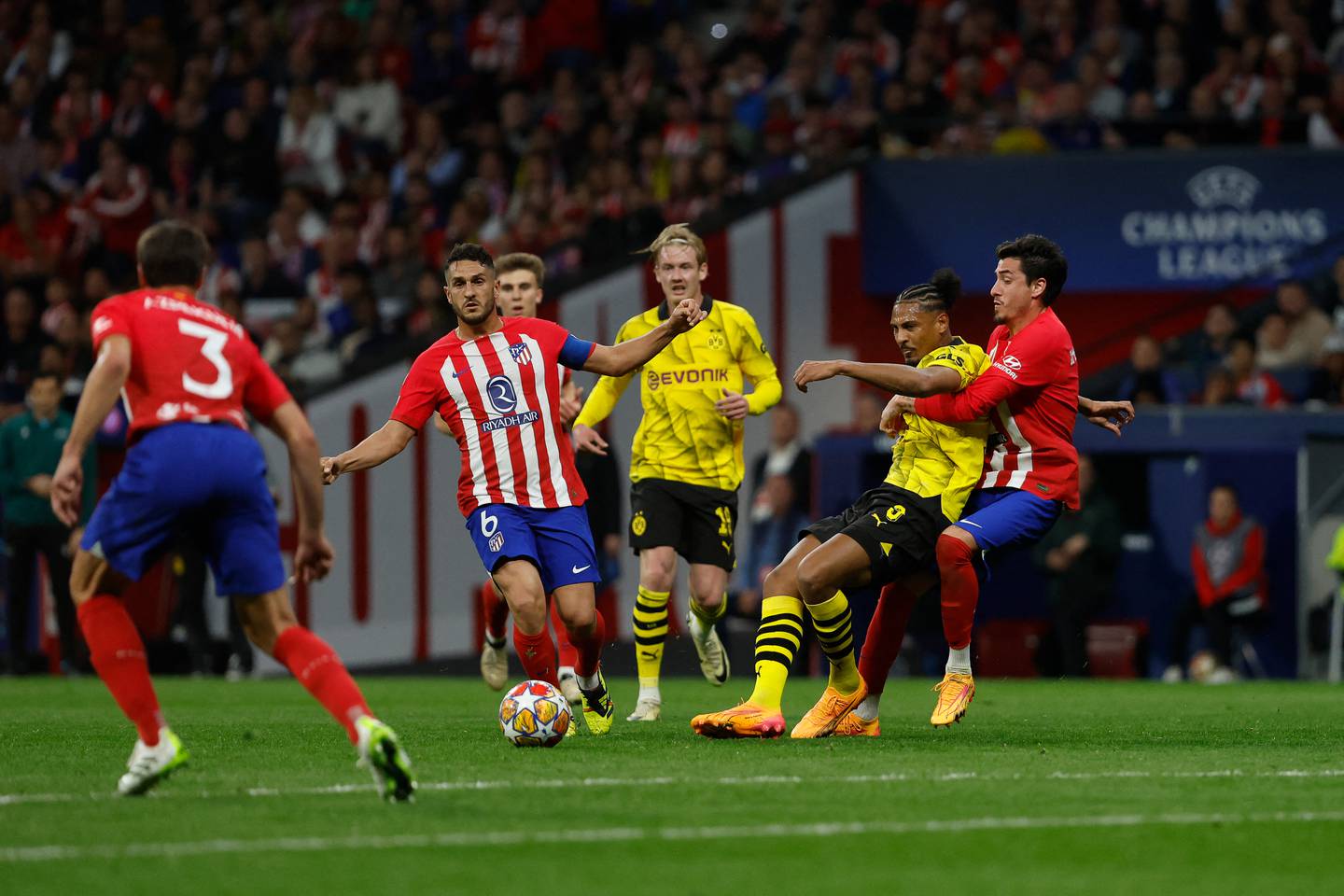 El Atlético de Madrid ganó 2-1 al Borussia Dortmund en el partido de ida de los cuartos de final de la Liga de Campeones.