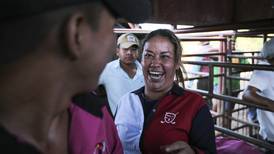 Mujer desafía el machismo y la tradición en la monta de toros de Nicaragua