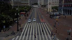 Con calles vacías y metro atestado, Sao Paulo empezó fuertes restricciones contra la covid-19