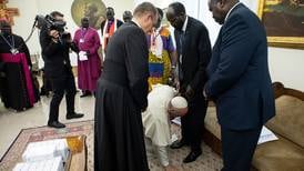 El Vaticano explica el gesto del papa con los líderes de Sudán del Sur