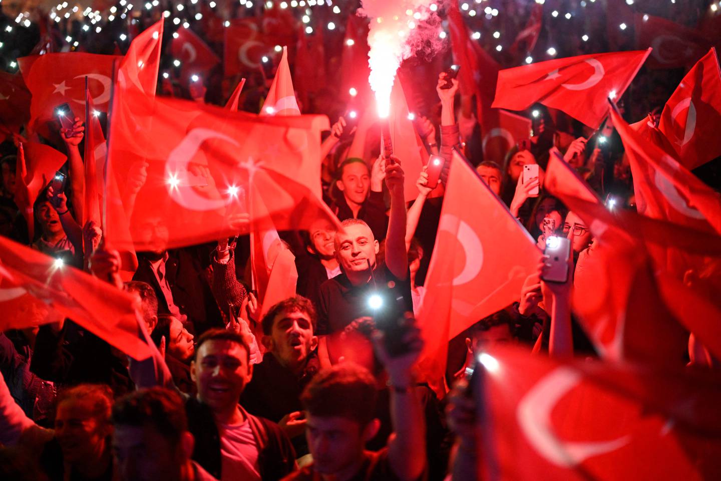 Los partidarios del opositor Partido Popular Republicano (CHP) celebran frente al edificio principal del municipio después de las elecciones municipales en toda Turquía.