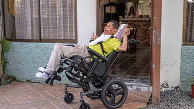 Donación de silla de ruedas devuelve  calidad de vida a paciente con parálisis