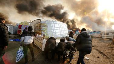 Incendios se desatan en la 'jungla' de Calais en el último día de evacuación
