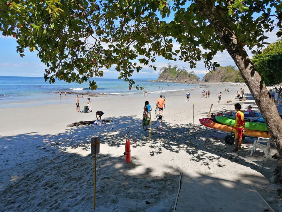 La intención de que los funcionarios públicos tengan libre toda la Semana Santa es incentivar el turismo a lo interno del país y que visiten playas como Mantas, en Garabito, Puntarenas. Foto: