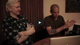 Calle 13 presenta canción realizada con Julian Assange