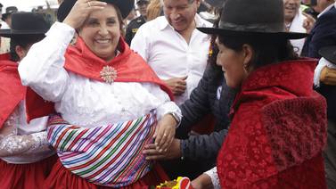 Dina Boluarte, presidenta de Perú, agredida por mujeres en región andina