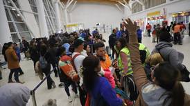 Grupo de 115 migrantes venezolanos retornan a su país tras estar varados en frontera de Chile—Perú