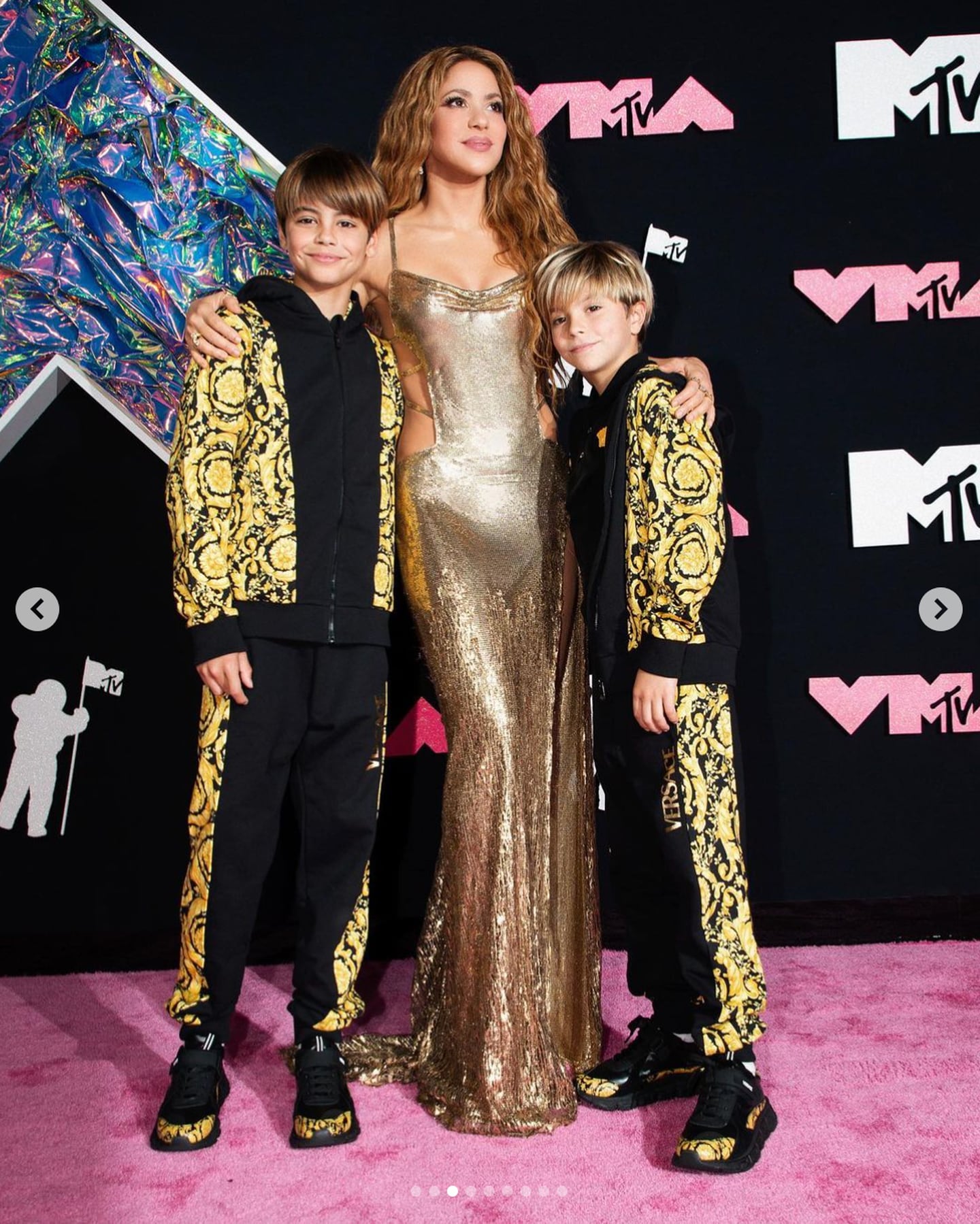 Shakira y sus hijos en la alfombra rosada de los VMAs