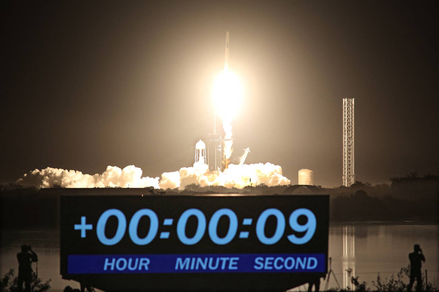 Un cohete SpaceX Falcon 9 con la cápsula Crew Dragon Endeavour que transporta la misión Crew-8 se lanza desde la plataforma de lanzamiento 39A en el Centro Espacial Kennedy de la NASA en Florida el 3 de marzo de 2024.