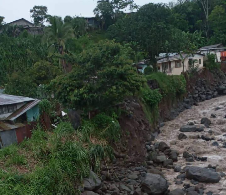 La mañana de este domingo el cauce del río Turrialba volvió a la normalidad. Varias casas están muy propensas a ser arrastradas en caso de lluvias extremas. Foto: Turrialba Informada.
