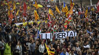 Nueva protesta independentista mantiene tensión en Barcelona