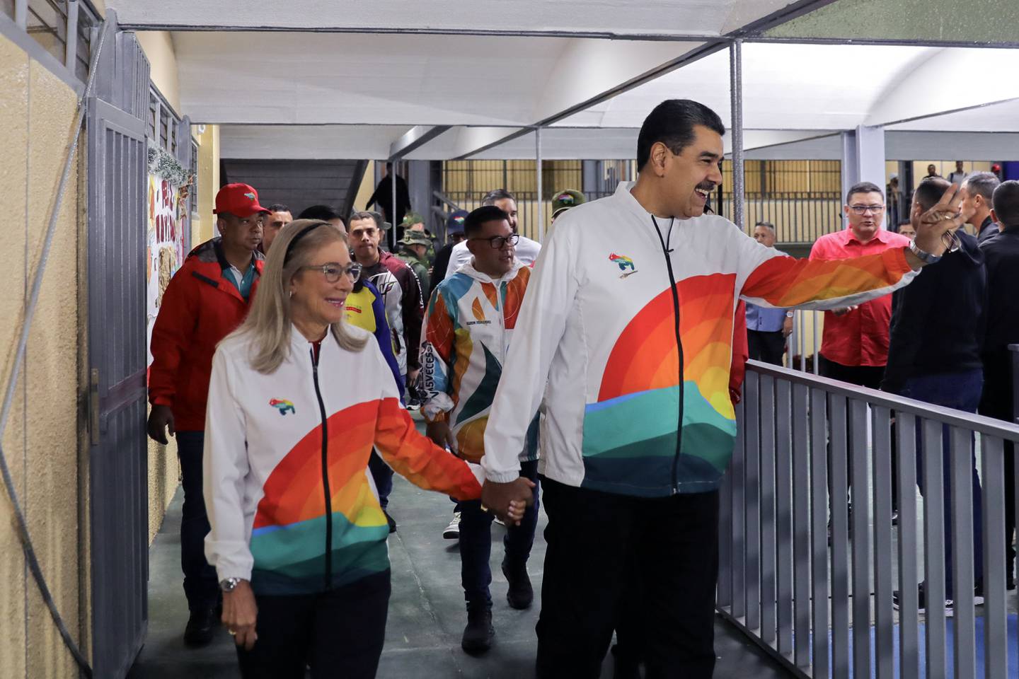 El presidente de Venezuela, Nicolás Maduro (derecha), acompañado por su esposa Cilia Flores, saludando en un colegio electoral durante un referéndum consultivo sobre la soberanía venezolana sobre la región del Esequibo controlada por la vecina Guyana.