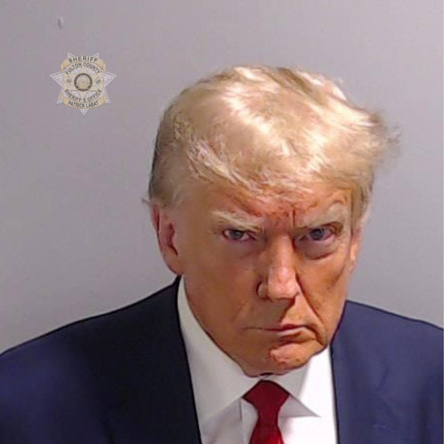 Donald Trump posa para la fotografía de su fichaje en la cárcel del condado de Fulton, este jueves en Atlanta, Georgia.