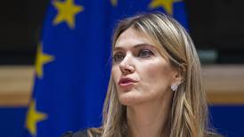 Eurodiputada griega se defiende de acusaciones de corrupción pero seguirá detenida