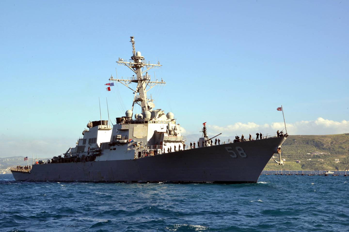 El ejército estadounidense dijo que sus fuerzas derribaron un misil de crucero disparado contra un buque de guerra estadounidense desde zonas controladas por los hutíes en Yemen.