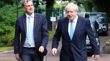 Boris Johnson visita Irlanda del Norte e intenta calmar inquietudes sobre frontera
