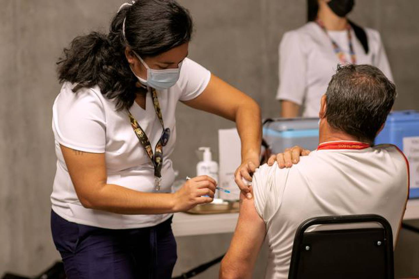 La clínica Ricardo Jiménez Núñez vacunará contra la covid-19, este domingo, a los usuarios que pertenecen al área de salud Goicoechea 2 en seis vacunatorios en el Walmart de Guadalupe.