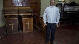 Cura opositor a Daniel Ortega escapa de iglesia vigilada por policías 