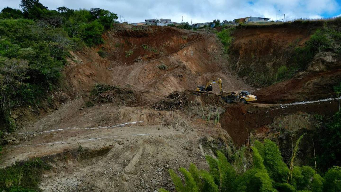 Toneladas de escombros de 28 casas que cayeron a este barranco al deslizarse el terreno en el 2020 ya  fueron removidos. Foto: CNE.