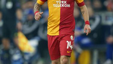 Gol de Wesley Sneijder en Turquía genera polémica: ¿el arquero dejó entrar el balón?