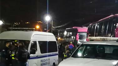 Policía intercepta dos buses en Cartago con 49 extranjeros en condición migratoria irregular