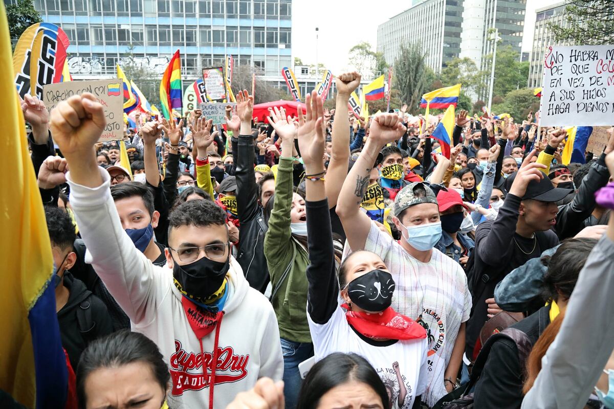 Miles de personas marchan vestidos de blanco contra protestas y bloqueos en  Colombia - La Nación